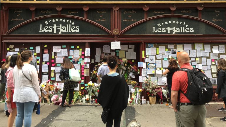Fans gather to remember Anthony Bourdain at the shuttered Brasserie Les Halles at 411 Park Ave. S. on Sunday.
