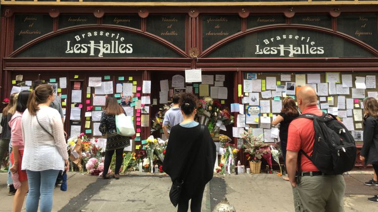 Anthony Bourdain Fans Flock To Les Halles To Pay Their Respects Amnewyork