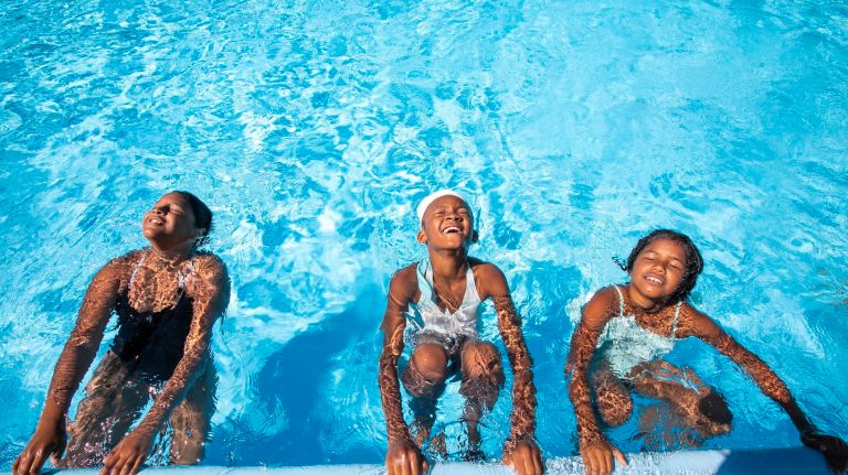 Learn to Swim program teaches water safety, free lessons for kids 2 The Learn to Swim program offers free swimming lessons for young New Yorkers between ages 1 and 17 at pools around the city.