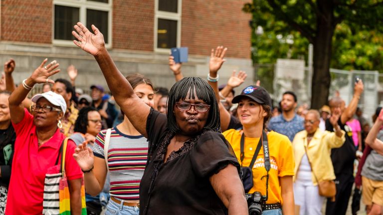 Aretha Franklin fans in Harlem brave the pouring rain to celebrate the 