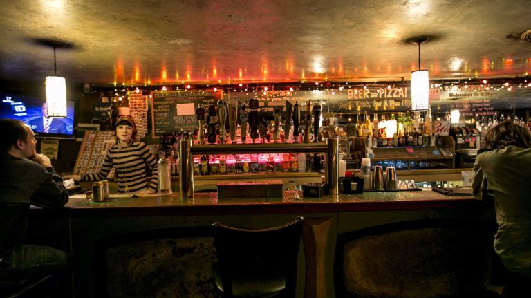 NYC happy hour: Where to find the cheapest drink deals 2 In addition to a free pizza with every drink ordered, Crocodile Lounge has a lengthy happy hour with cheap beer.