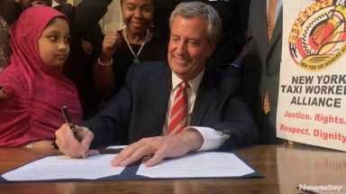 Mayor de Blasio signs legislation regulating Uber, Lyft
