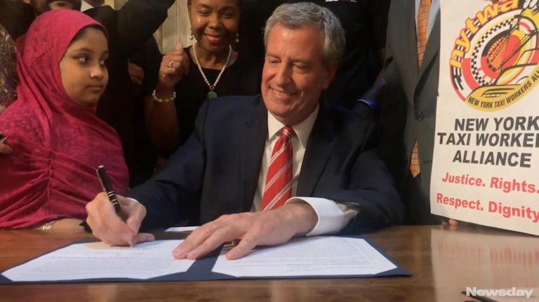 Mayor de Blasio signs legislation regulating Uber, Lyft