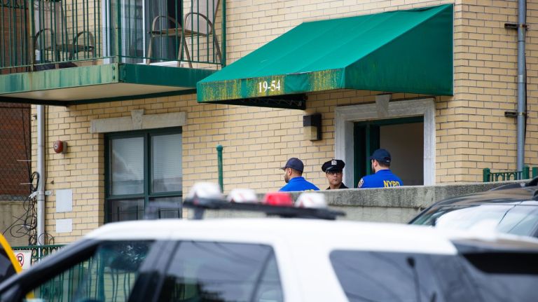 2 dead, off-duty Yonkers cop injured in Queens shooting, NYPD says 2 Police are at the scene of a shooting on 77th Street in Queens that left two dead, including the suspected shooter, and one injured.