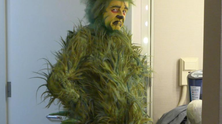 Watch Madison Square Garden’s ‘The Grinch’ actor transform into the Christmas thief in seconds