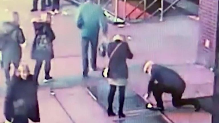 NYPD search for couple who lost engagement ring in Times Square subway grate