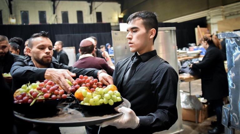 How to feed 3,000 hungry Jewish Orthodox women in 1 night