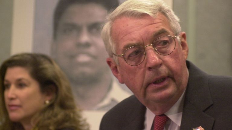 Charles Hynes, longtime Brooklyn district attorney, dies at 83 2 Longtime Brooklyn District Attorney Charles Hynes is seen announcing an indictment of a Catholic priest in 2002.