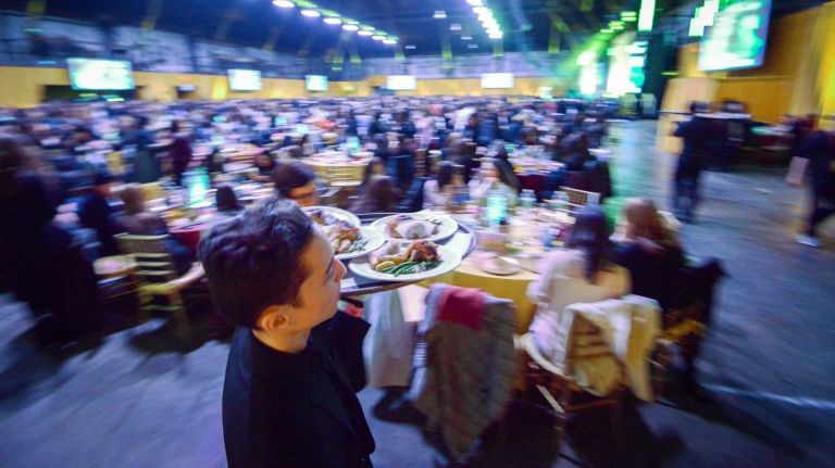 3,000 Chabad-Lubavitch emissaries and lay leaders gather in Brooklyn for meal 1 Two hundred pounds of onions, 180 pounds of celery and 160 pounds of mushrooms were used for the stuffing alone.