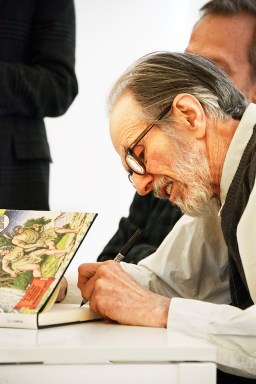 Robert Crumb signing ” The Book of Genesis Illustrated by R. Crumb”