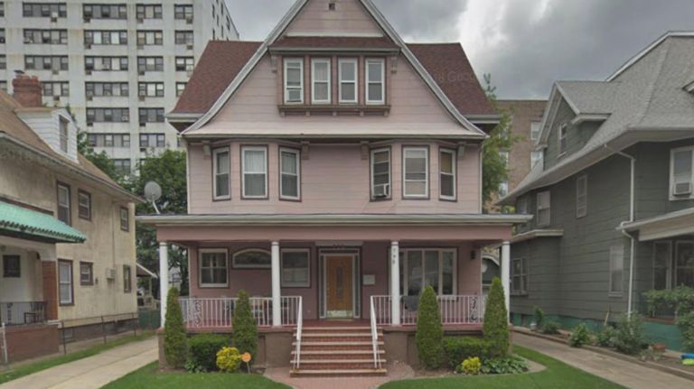 Bernie Sanders' Brooklyn: Where the presidential candidate grew up 6 Bernie Sanders once lived in the attic of a pink home on East 21st Street in Flatbush.