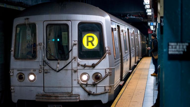 Pols Call For Splitting R Trains Between Brooklyn And Manhattan Amnewyork