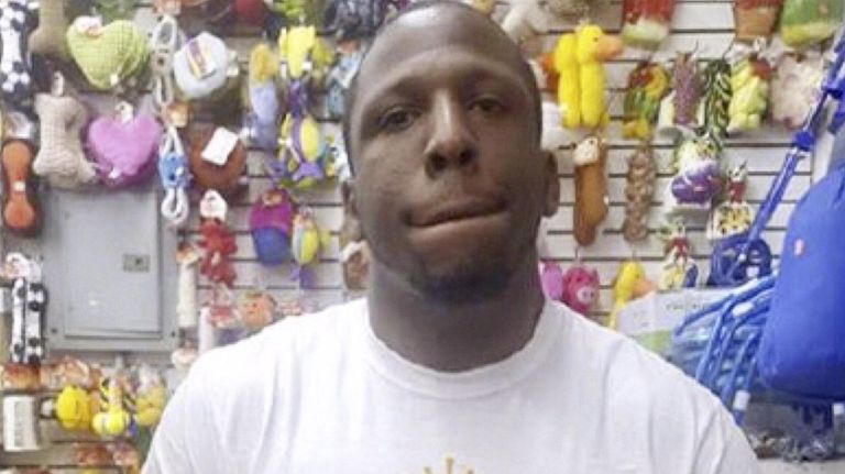 2nd suspect sought in Queens robbery that led to NYPD friendly-fire death 3 Christopher Ransom is accused of brandishing an imitation gun at NYPD officers during the alleged robbery.