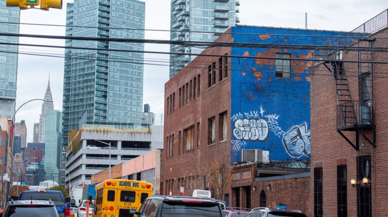 Amazon Long Island City HQ2 timeline: What led to the retailer's about-face 2 Amazon pulled out of its deal with the city and state to build a headquarters in Long Island City on Thursday. Above, the southeast corner of what would have been Amazon's new campus near the intersection of 46th Avenue and Vernon Boulevard on Nov. 13.