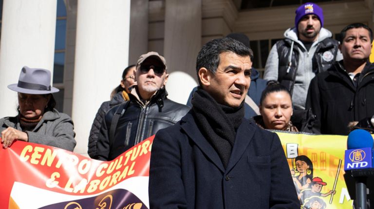 All immigrants deserve driver's licenses regardless of status, City Council says 3 City Councilman Ydanis Rodriguez rallies alongside immigration advocacy groups at City Hall on Tuesday in support of his resolution.
