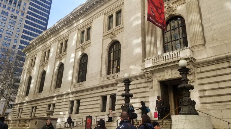 Building numbers go unposted along 42nd Street in Manhattan 3 The New York Public Library's Stephen A. Schwarzman Building's 42nd Street entrance, photographed on Feb. 3, 2019, does not have a visible building number.