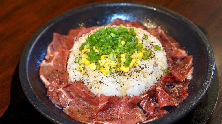 Pepper Lunch lets you cook your own meals, like&nbsp;its classic beef pepper rice.