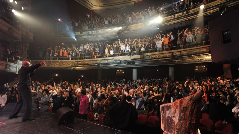 The interactive Amateur Night relies on its audience to pick the next star.