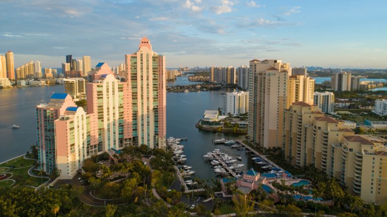 Aventura is&nbsp;between the cities of Miami and Fort Lauderdale.