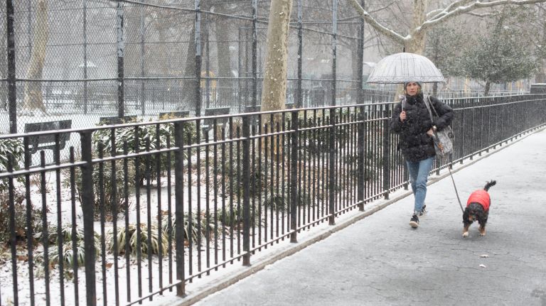 NYC weather: Snow, rain in store this weekend 2 Snow and rain are expected Friday night, Saturday and again on Sunday night, the National Weather Service said.
