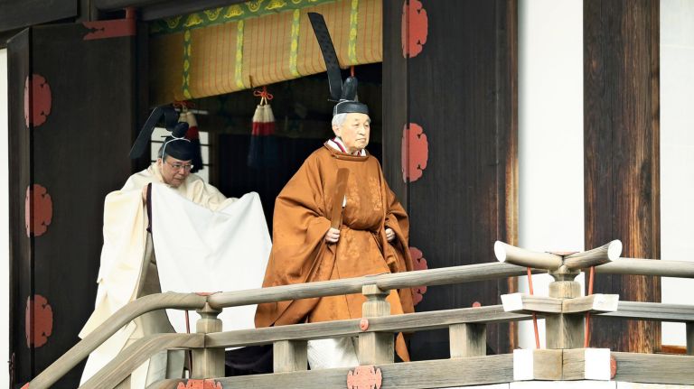 The Emperor of Japan leaves the Kashikodokoro shrine at the Imperial Palace on April 30, 2019&nbsp;after performing a ceremony.