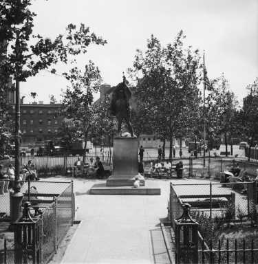 6018_1935-07-08_View south, Abingdon Square Doughboy_Alajos Schuszler