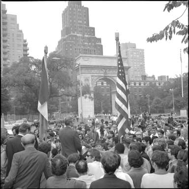 40305-1_1969-07_Washington Square Park, Mayor Lindsay addresses crowd at ground breaking