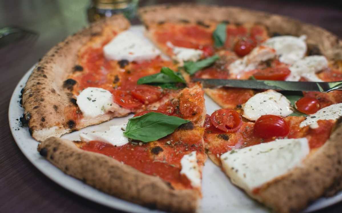 Neapolitan pizza margherita