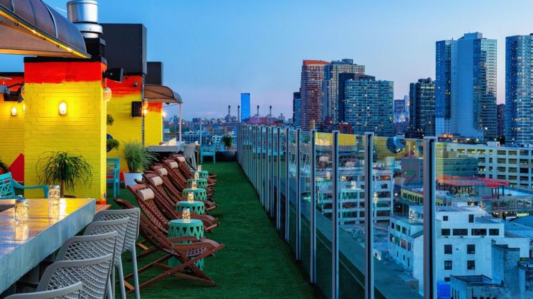 Summer means it is the perfect time to sip on a cocktail and see the sites of New York City and&nbsp;Savanna Rooftop has brought that experience to Long Island City.&nbsp;