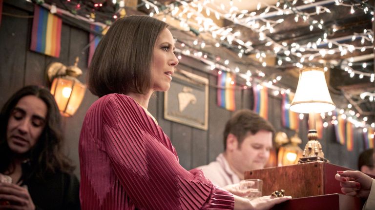 Miriam Shor performs Dolly Parton's "9 To 5" at&nbsp;Marie's Crisis in Greenwich Village in "Younger."&nbsp;