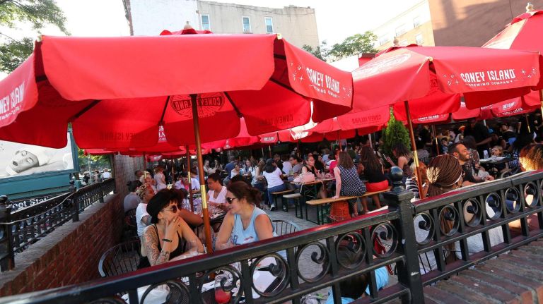 A Harlem tour, complete with restaurant, bar and museum picks 5 Harlem Tavern boasts a massive patio.