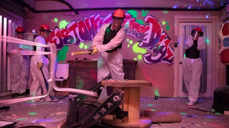 Smash TVs, vases and more as you attempt to get holes-in-one at Smash Room Golf.