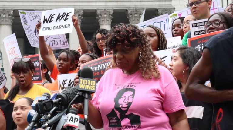 Eric Garner's mother,&nbsp;Gwen Carr, met with Mayor Bill de Blasio on Thursday, the mayor's office said.