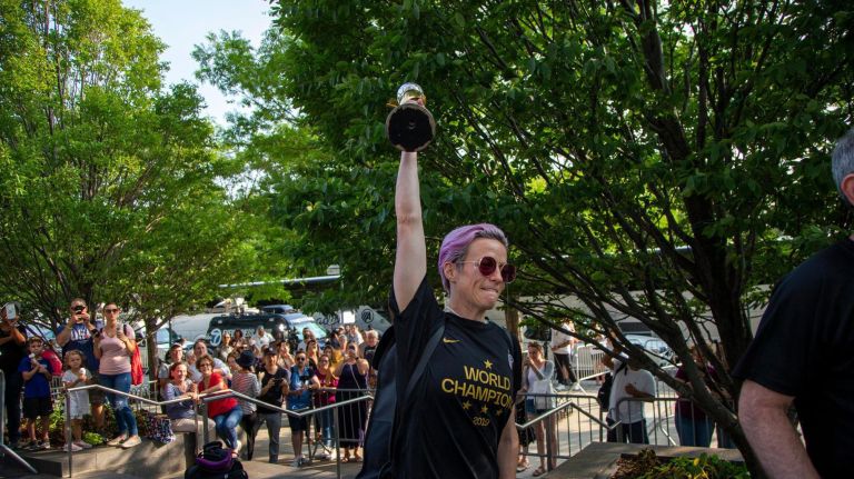 Women's World Cup champions return home to the USA 1 Women’s World Cup champions return home to the USA