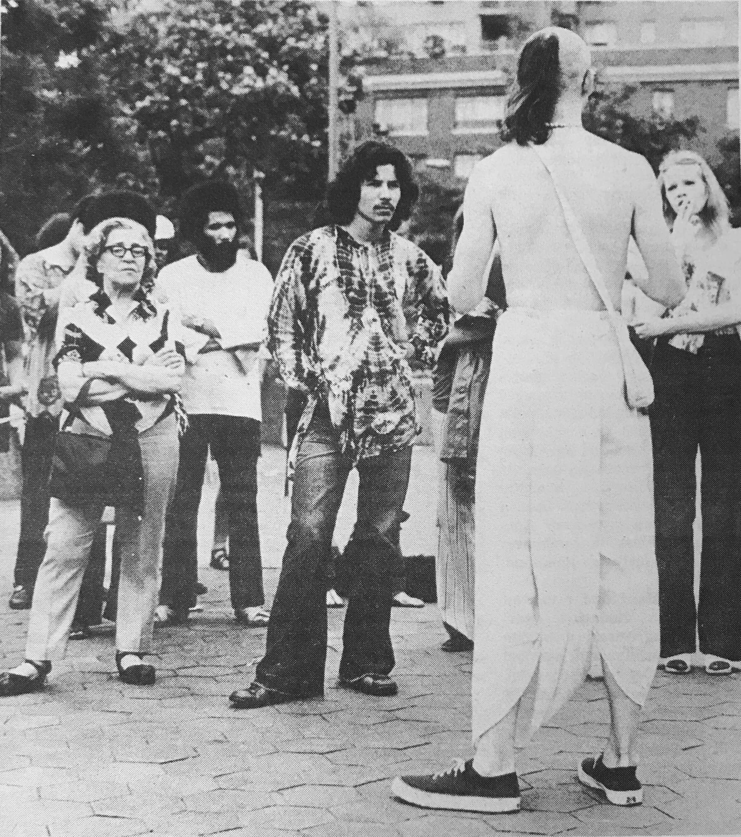 Manhattan Snaps: Hare Krishna draws a crowd in the Village in ’72 2