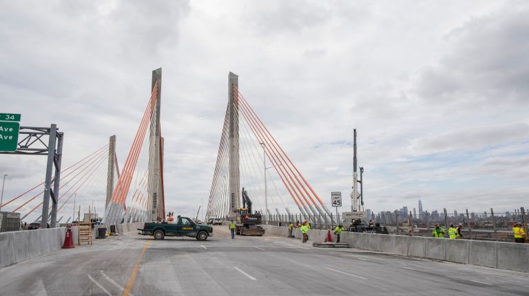 Kosciuszko span opening sparks outcry over bicycle, pedestrian access 3 Advocates feel there wasn't enough coordination or planning between the city and the state on providing ample space for bicyclists and pedestrians heading to the span.