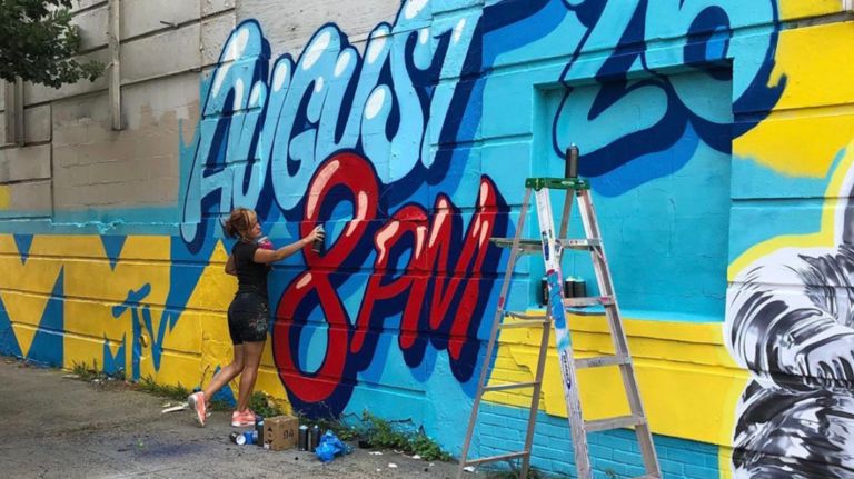 Queen Andrea Artist Behind Inspirational Nyc Graffiti Designs Vmas Murals Amnewyork