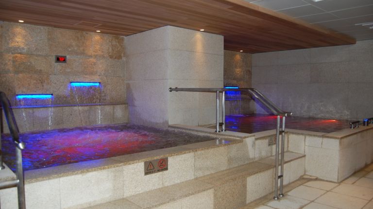 Premier 57 by Spa Castle features tubs, pools, saunas and a swim-up bar 26 Three hydrotherapy pools are located in both the men's and women's water lounges, located within the dressing rooms. One is a warm bath, one a very warm bath and the third is a cold plunge pool. It's called