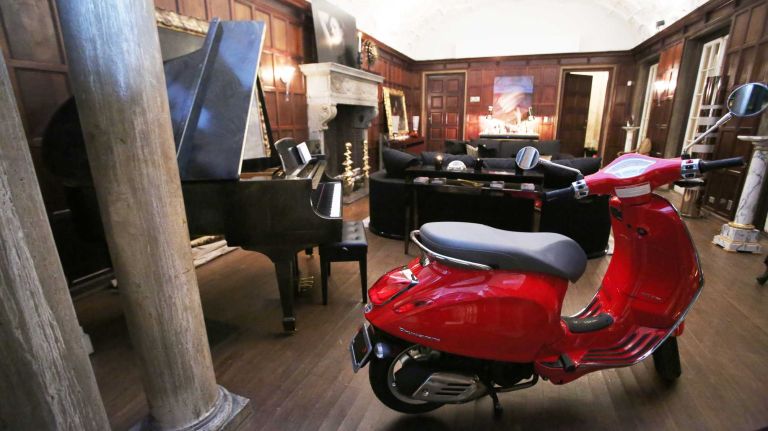 NY Holiday House Show 20 Newport, R.I., designer Ally Coulter's dining room turned living room.