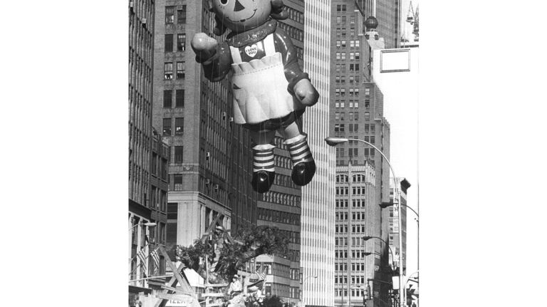 Macy's Thanksgiving Day Parade through the years 14 Raggedy Ann waves to the crowd during her Macy's Thanksgiving Day Parade debut on Nov. 22, 1984.