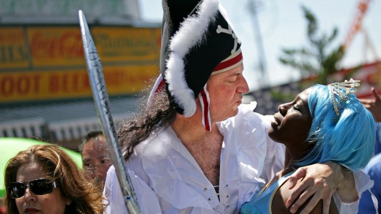 Mayor Bill de Blasio leans to kiss his wife Chirlane McCray on the boardwalk during the 2014 Mermaid Parade on June 21, 2014.