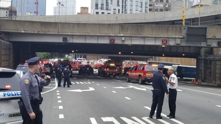 NJ Transit buses collide in Lincoln Tunnel, injuring dozens, agency says 1 Two buses collided in the Lincoln Tunnel in midtown on Friday, injuring more than 30 people, the FDNY said.