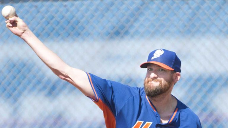 Bobby Parnell throws a bullpen session during spring training on Monday, Feb. 17, 2014.