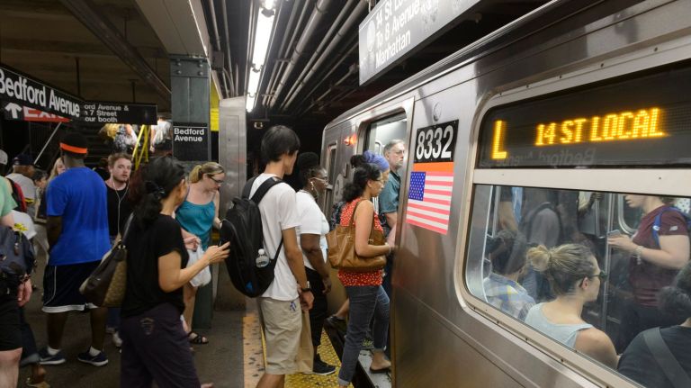 L train shutdown plan for ‘peak hour’ bus priority supported by de Blasio 1 The city plans to run a