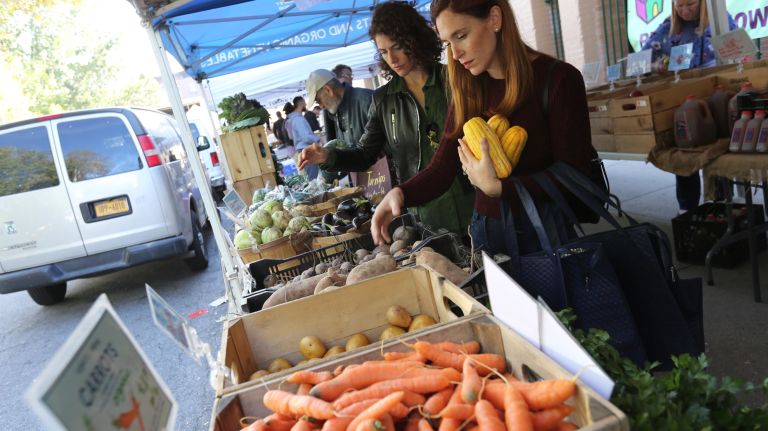 11 ways New Yorkers can reduce waste for Earth Day 1 Farmer's markets, like the one shown in Carroll Gardens, are a great resource for New Yorkers looking to reduce waste production.