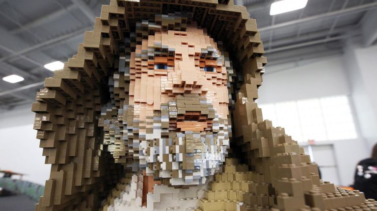 The Luke Skywalker is made from 20,000 Lego blocks.