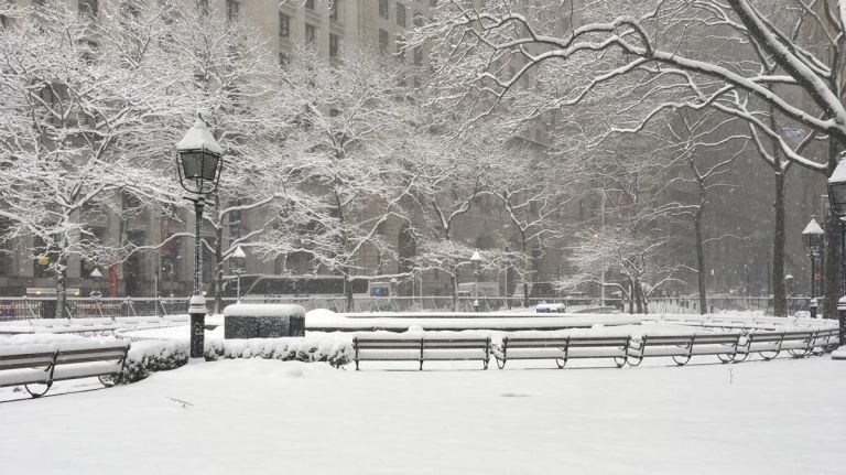 Snow in NYC: Photos from winter 2016-2017 55 Bowling Green park in Lower Manhattan is blanketed with snow on Thursday, Feb. 9, 2017.