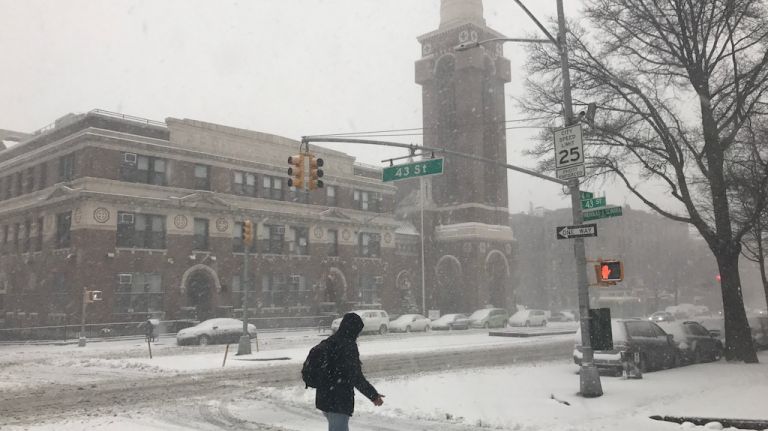 Snow in NYC: Photos from winter 2016-2017 58 Snow falls in Sunset Park, Brooklyn, on Thursday, Feb. 9, 2017.