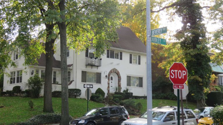 Kew Gardens: Where to eat, what to do in the relaxed Queens neighborhood 12 A walk through the neighborhood will leave you questioning your own life decisions -- wondering why your bank account isn't loaded with enough cash to purchase one of the beautiful homes found in the area. From Park Lane at the southeast edge of Forest Park, head eastward on the windy Abingdon or Beverley roads for the perfect daydreaming path.