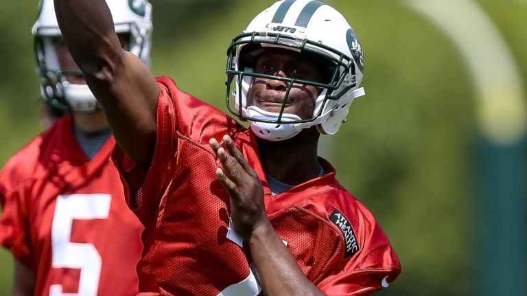 Jets quarterback Geno Smith attempts a pass during the Jets' OTAs on Wednesday, June 1, 2016 in Florham Park, N.J.